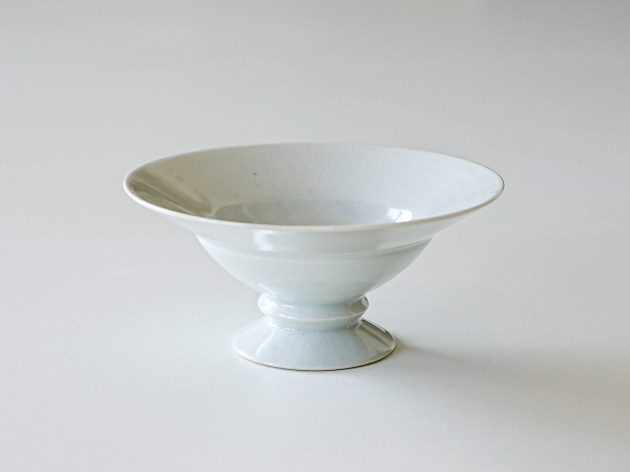 阿南維也 白磁台付リム付鉢（貫入）