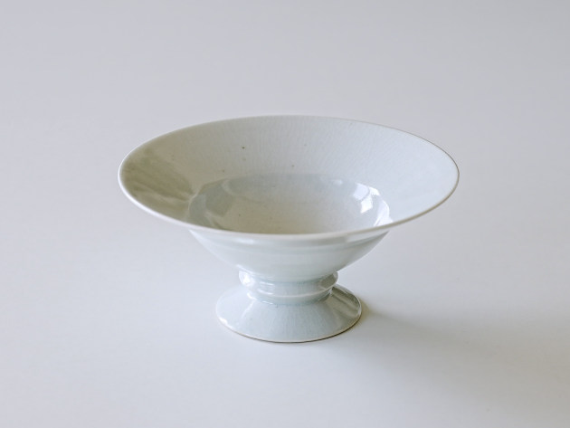 阿南維也 白磁台付リム付鉢（貫入）