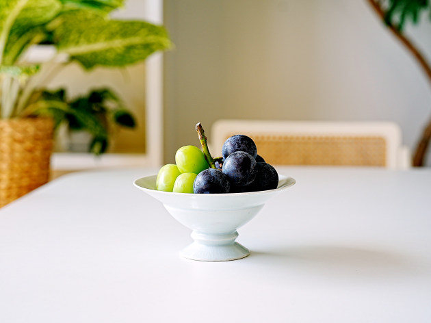 阿南維也 白磁台付リム付鉢（貫入）