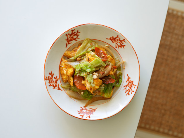 ヨシノヒトシ 赤絵6.5寸皿