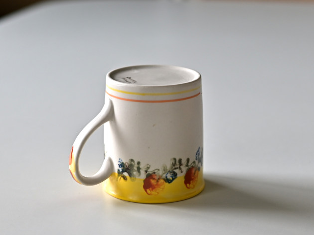 ヨシノヒトシ 色絵マグカップ（黄色）