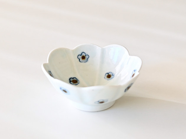 山口利枝 花ちらし輪花小鉢