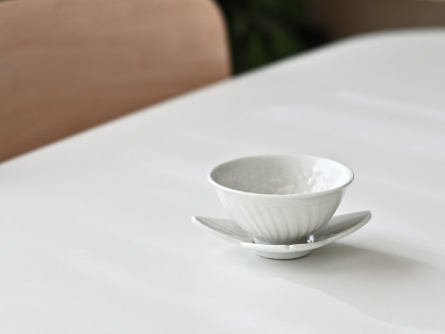豊増一雄 白瓷茶托（葉）