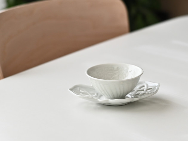 豊増一雄 白瓷茶托（メビウス・大）