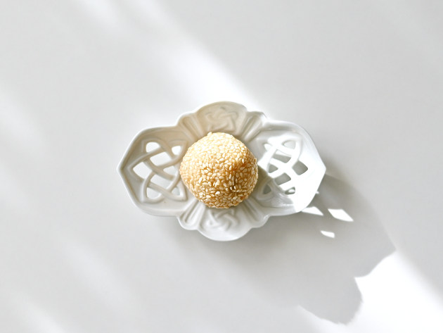 豊増一雄 白瓷茶托（メビウス・大）