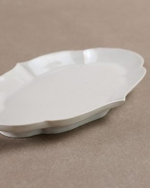 ヨシノヒトシ　白瓷輪花オーバル皿（M）