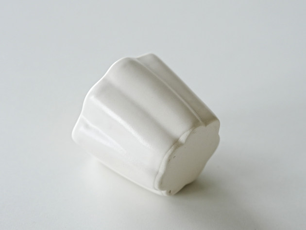 亀田文 白釉花形カップ（小）